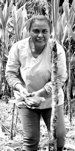 mujer corta palntas B:N